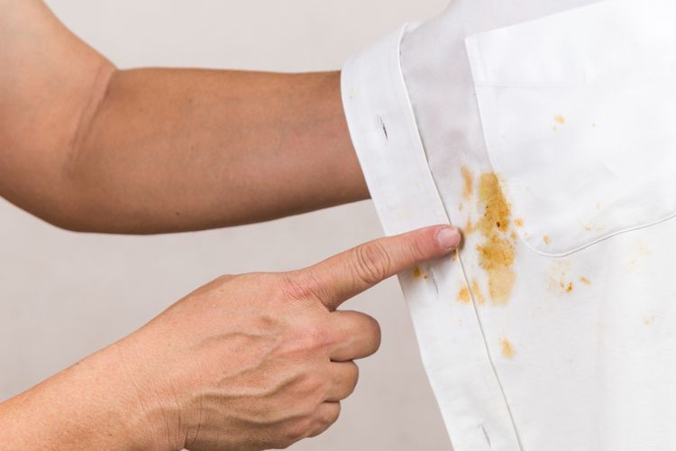 Tips Laundry, Cara Membersihkan Noda Membandel di Baju Putih dengan Aman!
